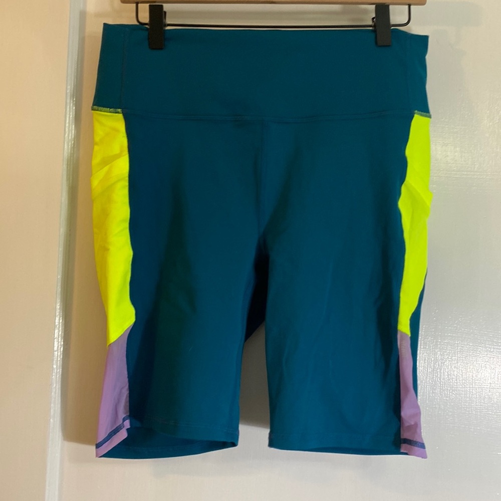 Super cute Fabletics Workout shorts with side pockets